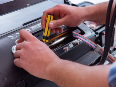 reparador-reparando-impresora-color-rota_85869-6415
