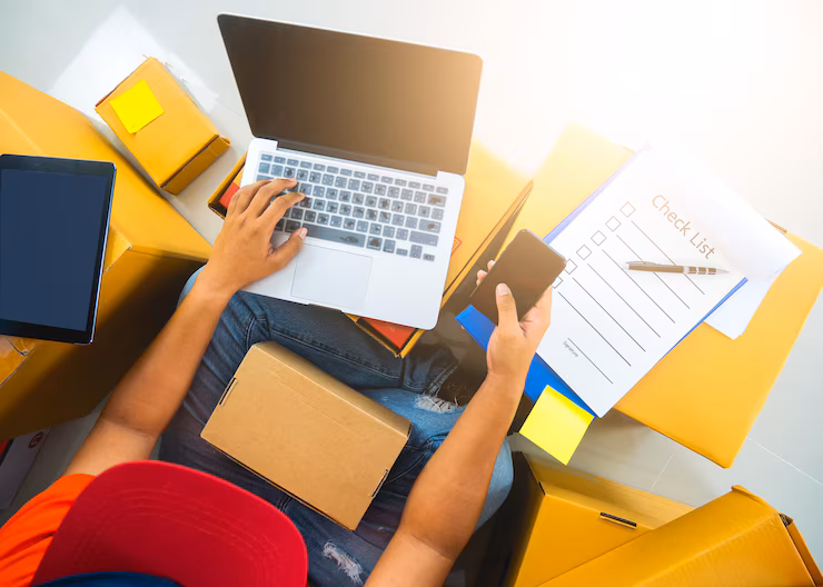 vista-angulo-alto-mujer-telefono-movil_1048944-29699053